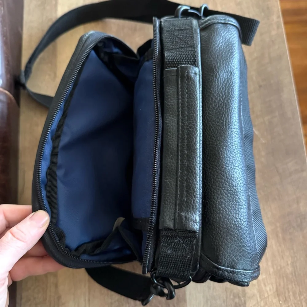 Black Case Logic Camera Bag Faux leather padded bag